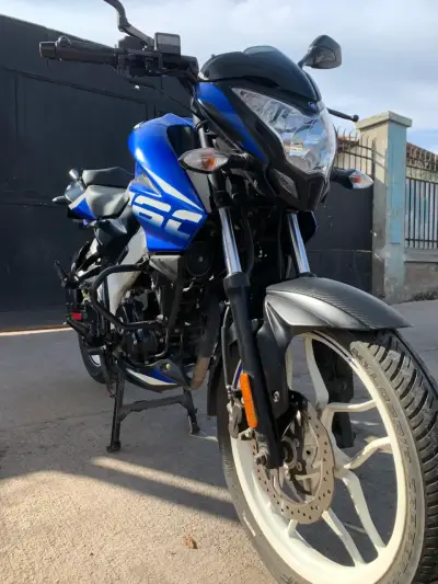 Moto deportiva azul y negra - miniatura 4