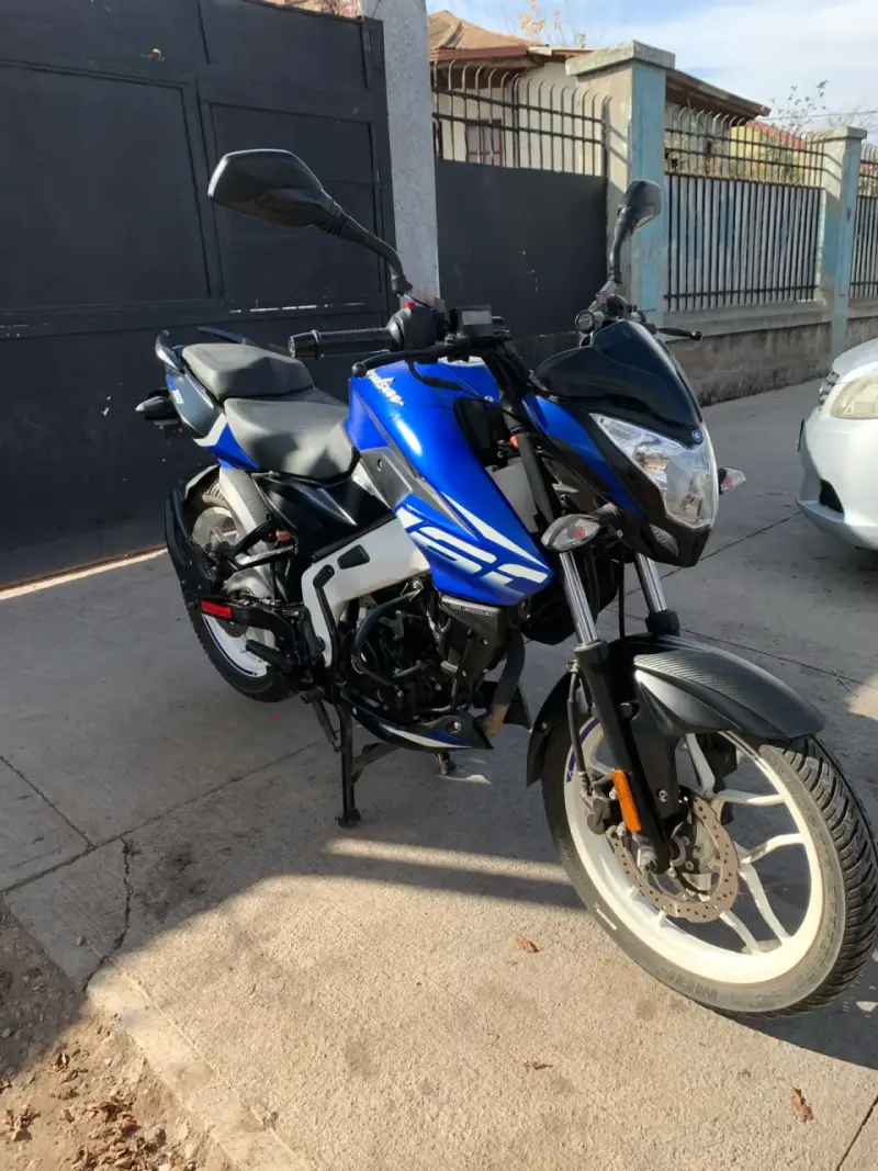 Moto deportiva azul y negra - 5