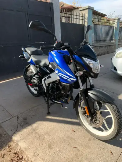Moto deportiva azul y negra - miniatura 5