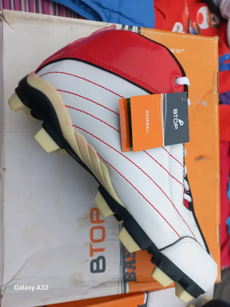 Zapato de béisbol blanco y rojo - 1