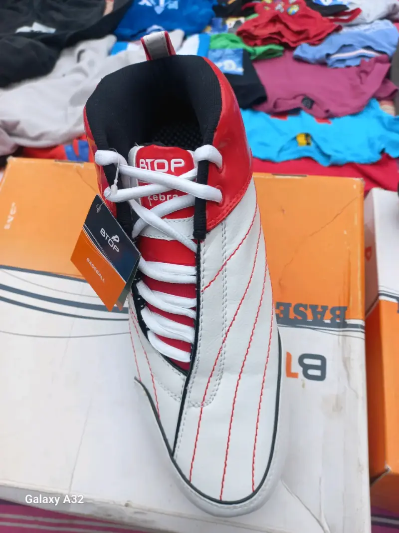 Zapato de béisbol blanco y rojo - 2