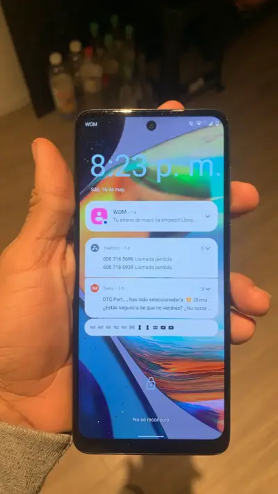 Smartphone moderno con pantalla amplia - miniatura 1
