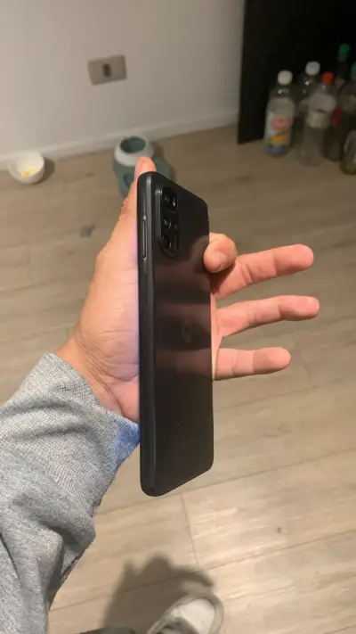 Smartphone moderno con pantalla amplia - miniatura 3
