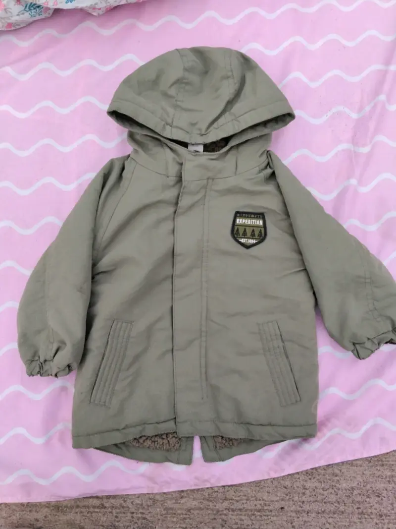Abrigo infantil verde con capucha