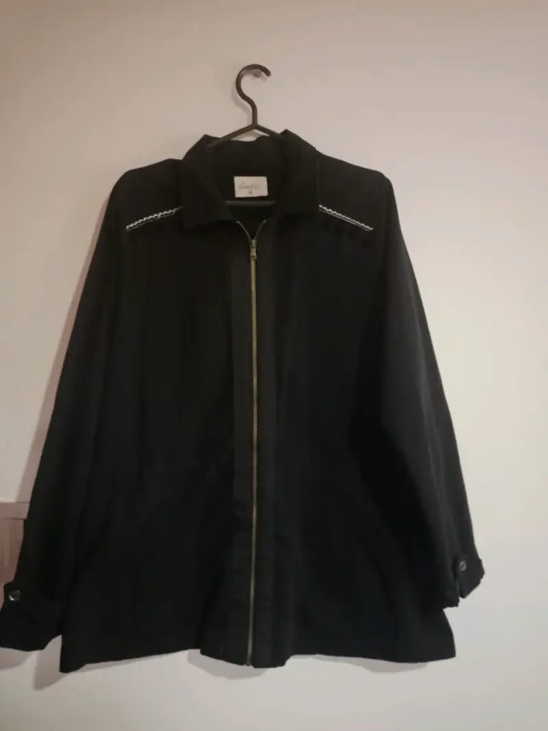 Chaqueta negra con cierre - 1