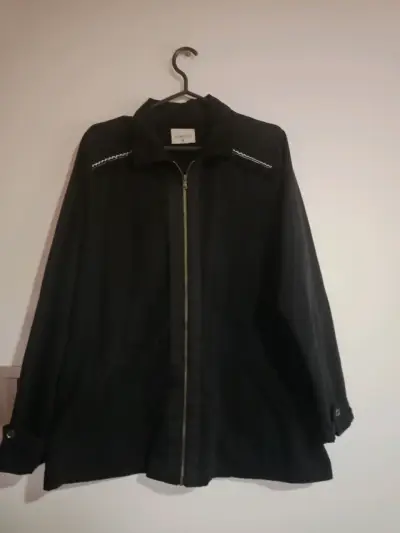 Chaqueta negra con cierre - miniatura 1