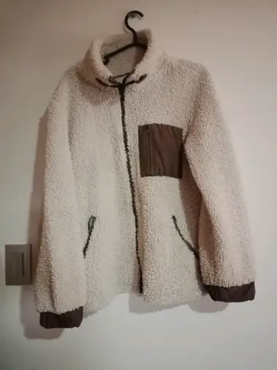 Chaqueta negra con cierre - miniatura 2