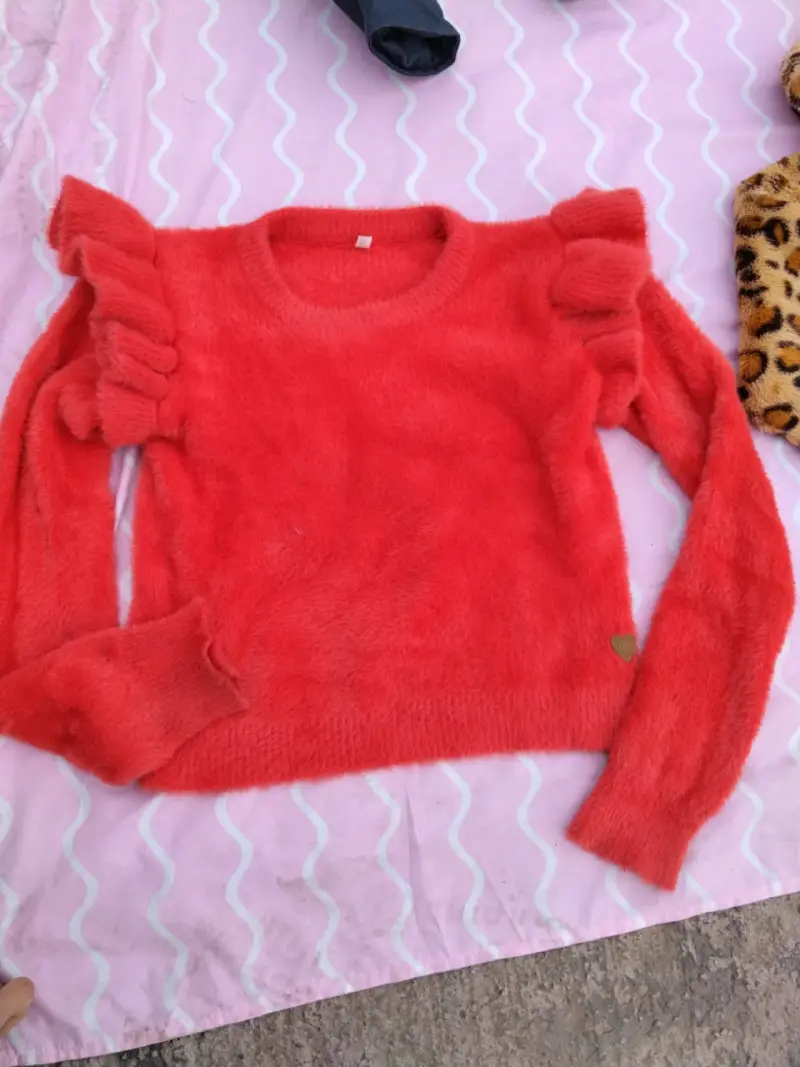 Suéter rojo con volantes
