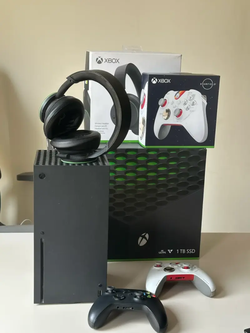 Consola Xbox Series X 1TB + 2 controles + audífono - 2