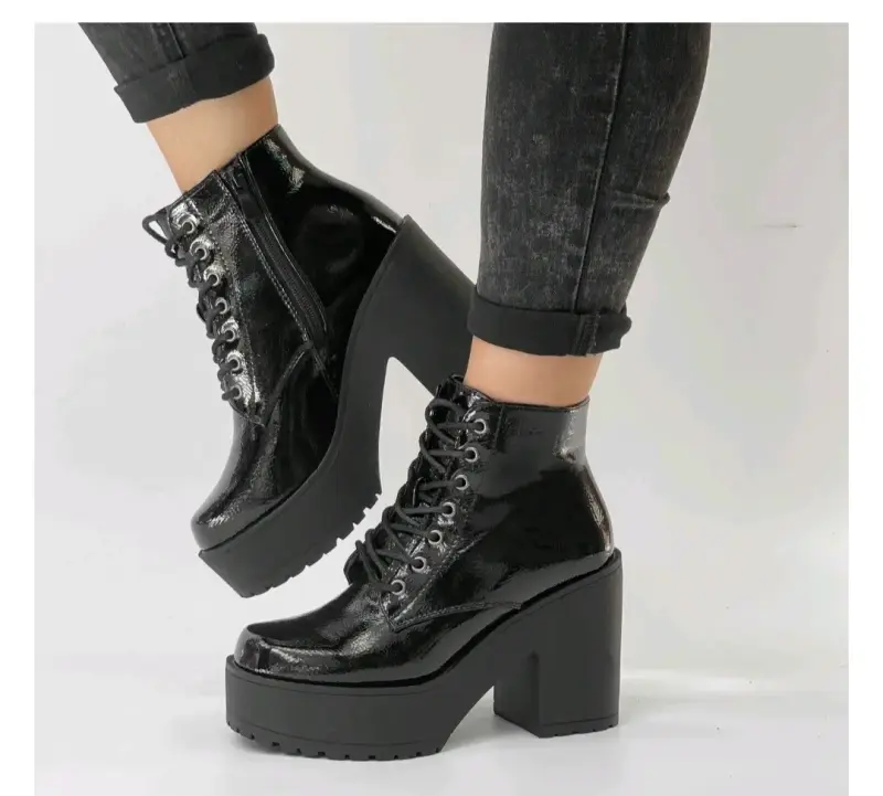 Botines negros de charol