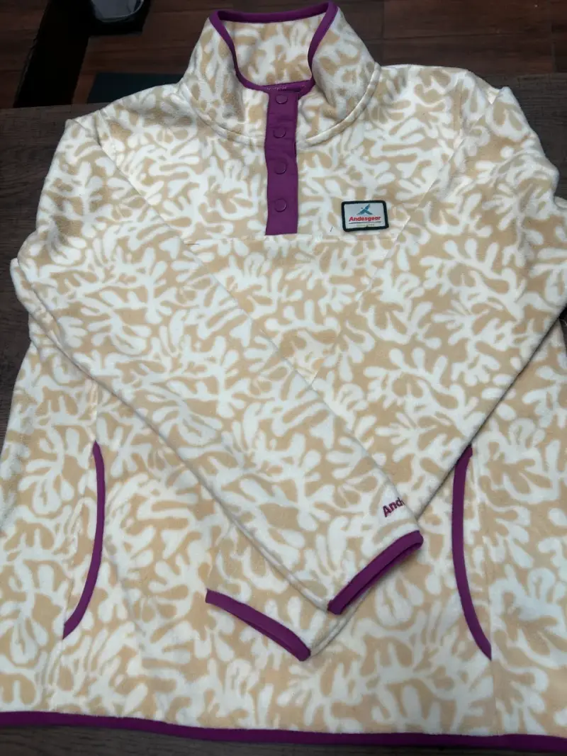 Polar beige con estampado y detalles morados - 1