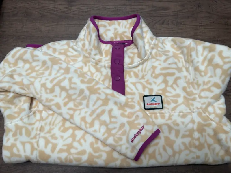 Polar beige con estampado y detalles morados - 3