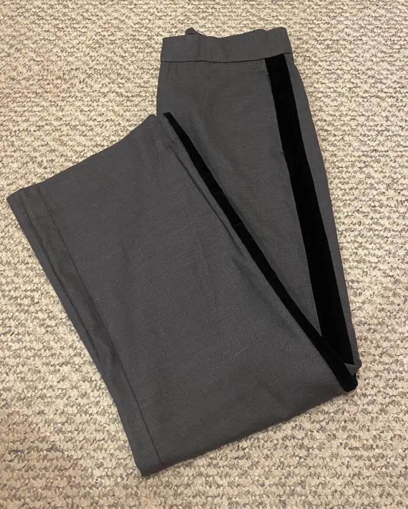 Pantalón gris con cinta negra - 1