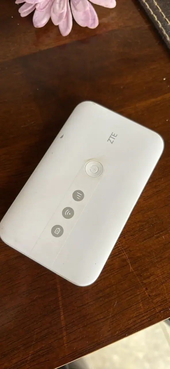Router portátil ZTE blanco