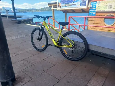 Bicicleta de montaña amarilla - miniatura 1