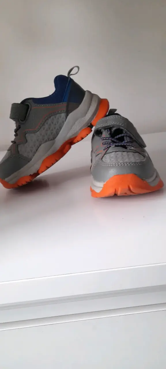 Zapatillas grises y naranjas - 1