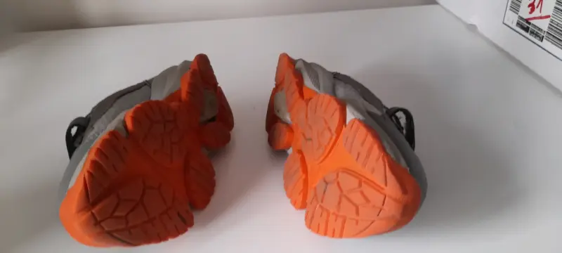 Zapatillas grises y naranjas - 2
