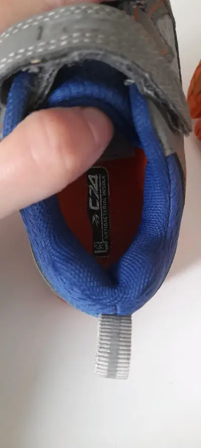 Zapatillas grises y naranjas - miniatura 3
