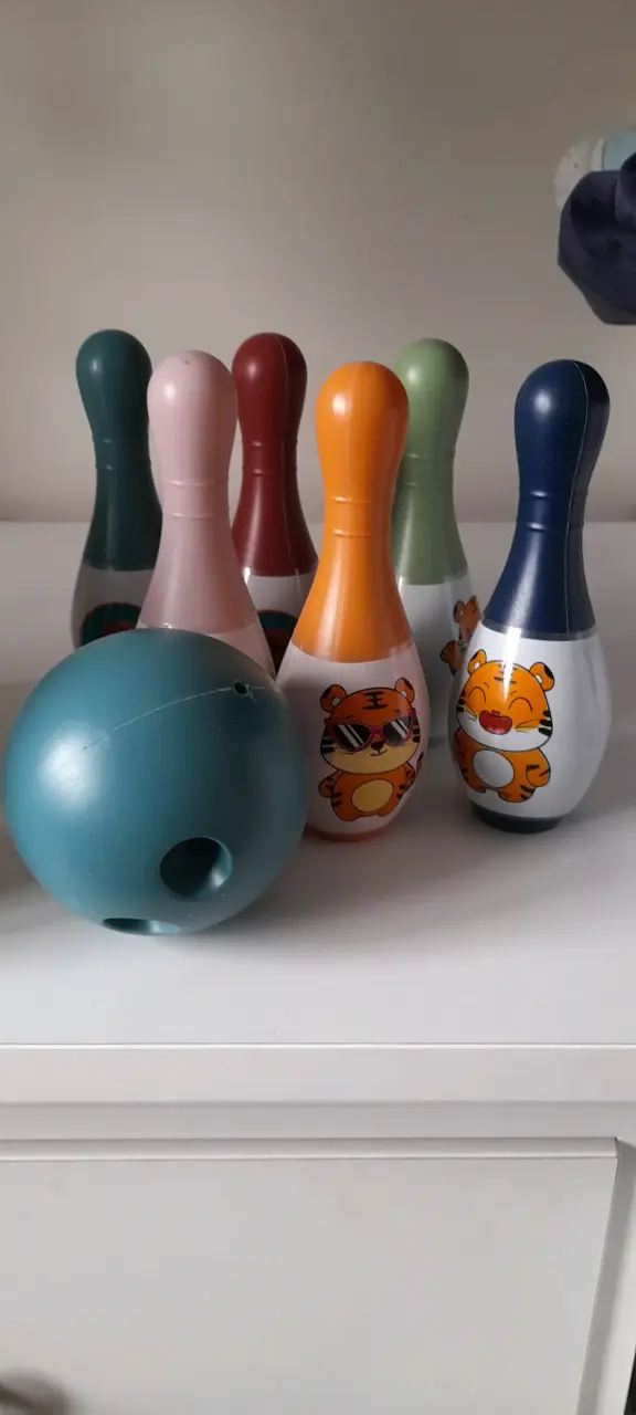 Juego de bolos infantil colorido