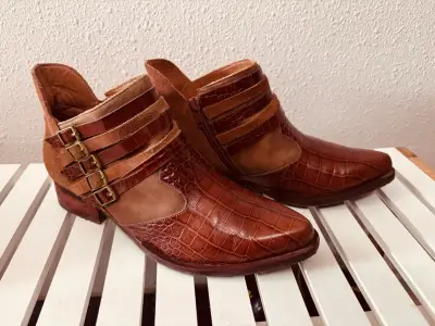 Botines cuero marrón estilo cocodrilo - miniatura 1