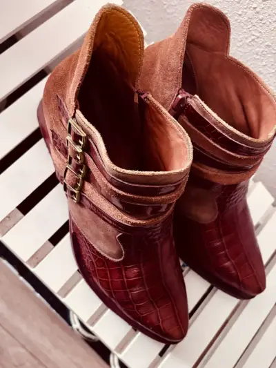 Botines cuero marrón estilo cocodrilo - miniatura 2