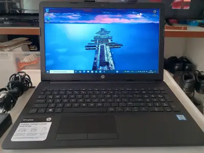 Laptop HP con cargador 15" - miniatura 1
