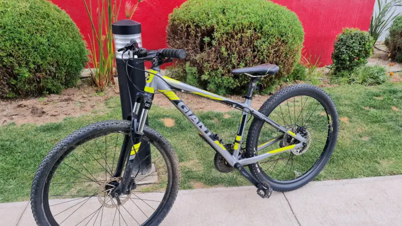 Bicicleta montaña Giant gris