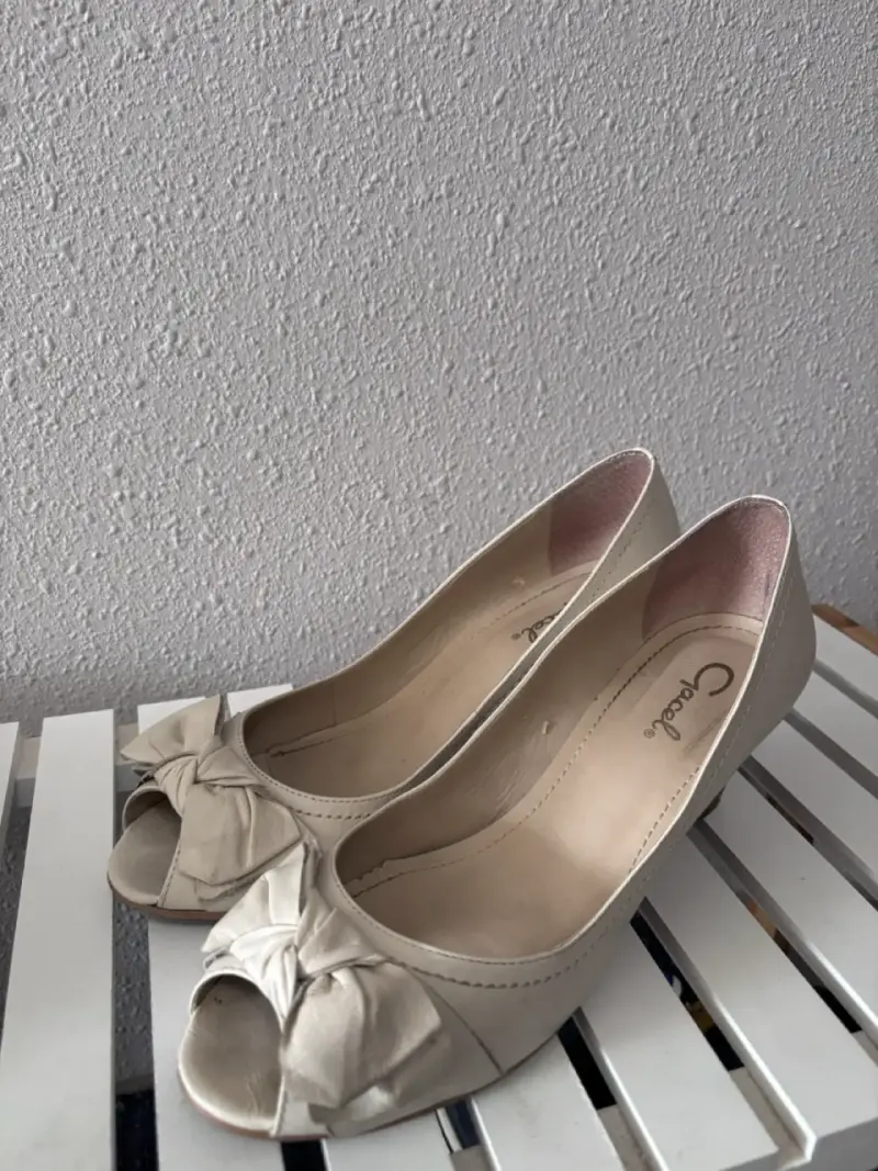 Tacones beige con lazo - 2