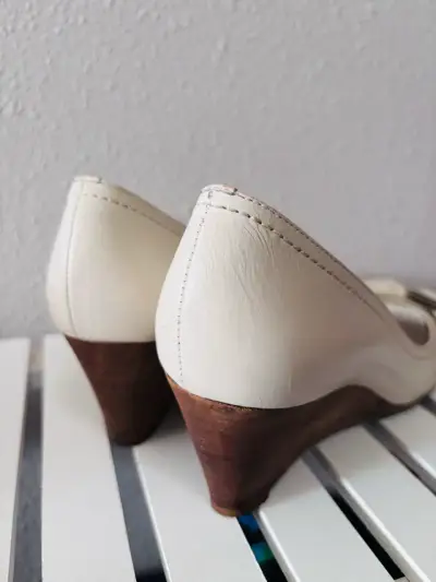 Tacones beige con lazo - miniatura 3