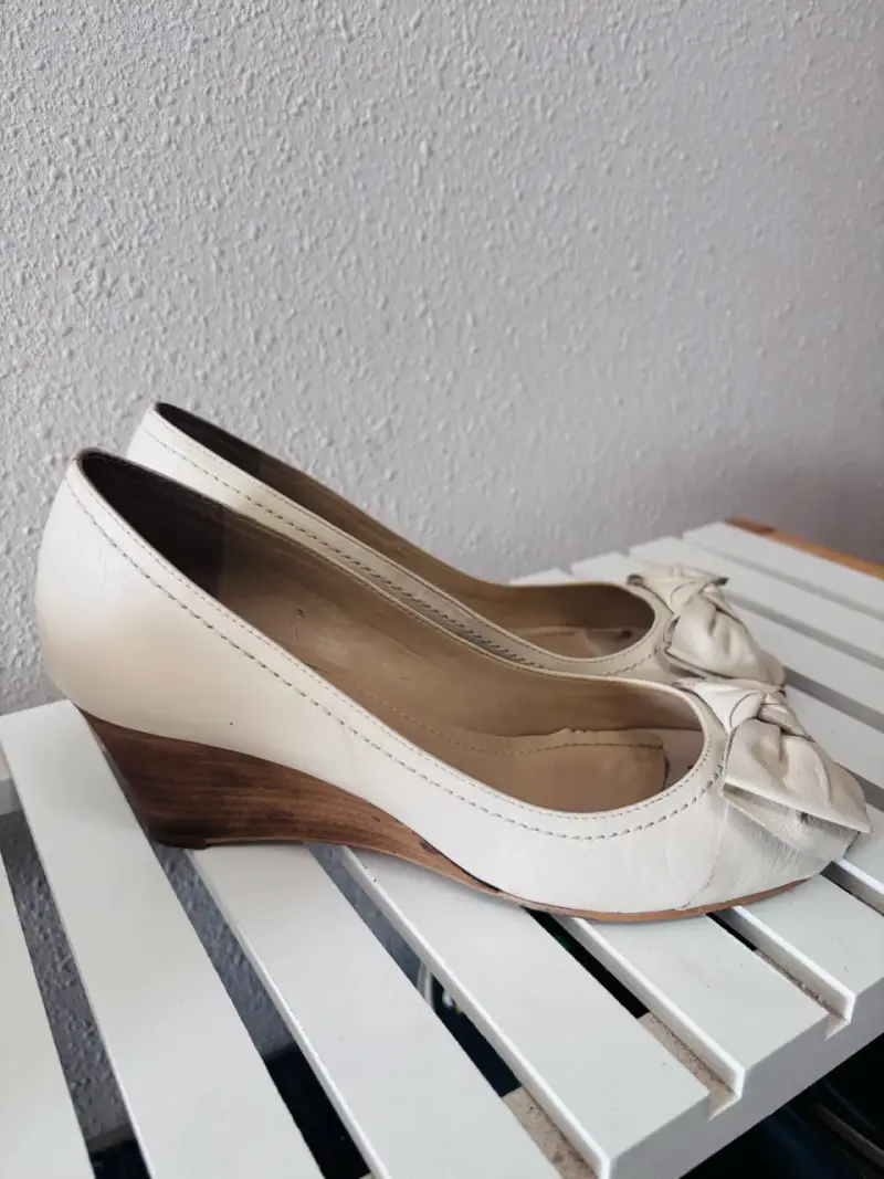 Tacones beige con lazo - 4