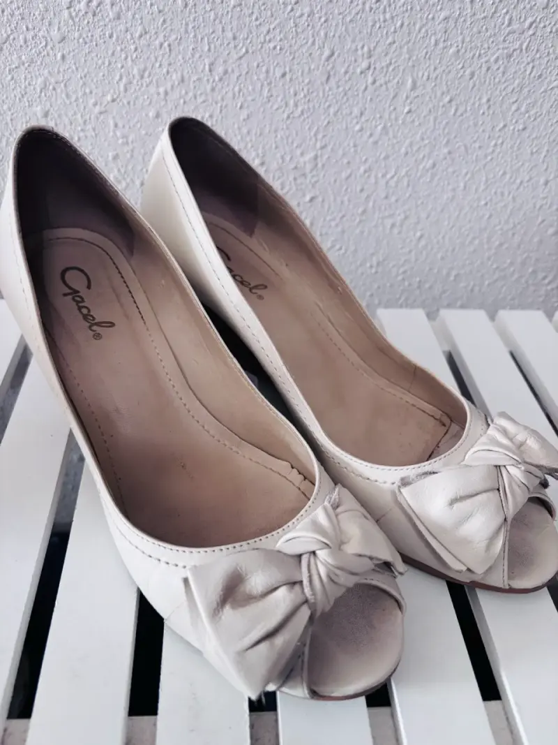 Tacones beige con lazo - 5