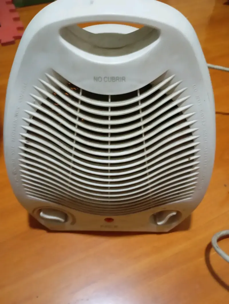 Calefactor eléctrico blanco compacto