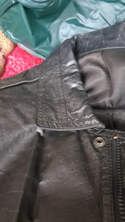 Chaqueta de cuero negra - miniatura 2