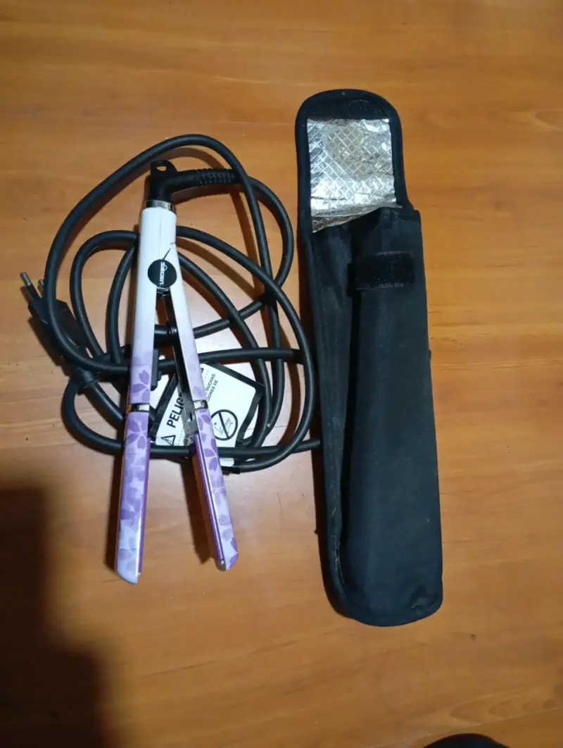 Plancha de pelo violeta pequeña