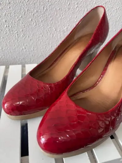 Tacones rojos con textura - miniatura 1