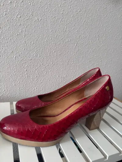 Tacones rojos con textura - miniatura 2