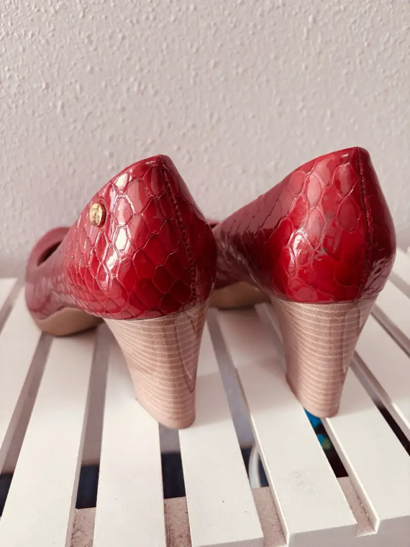 Tacones rojos con textura - 3