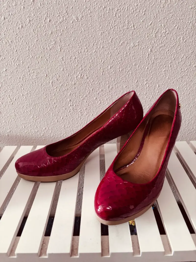 Tacones rojos con textura - 5
