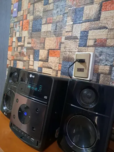 Sistema de sonido LG con parlantes - miniatura 1