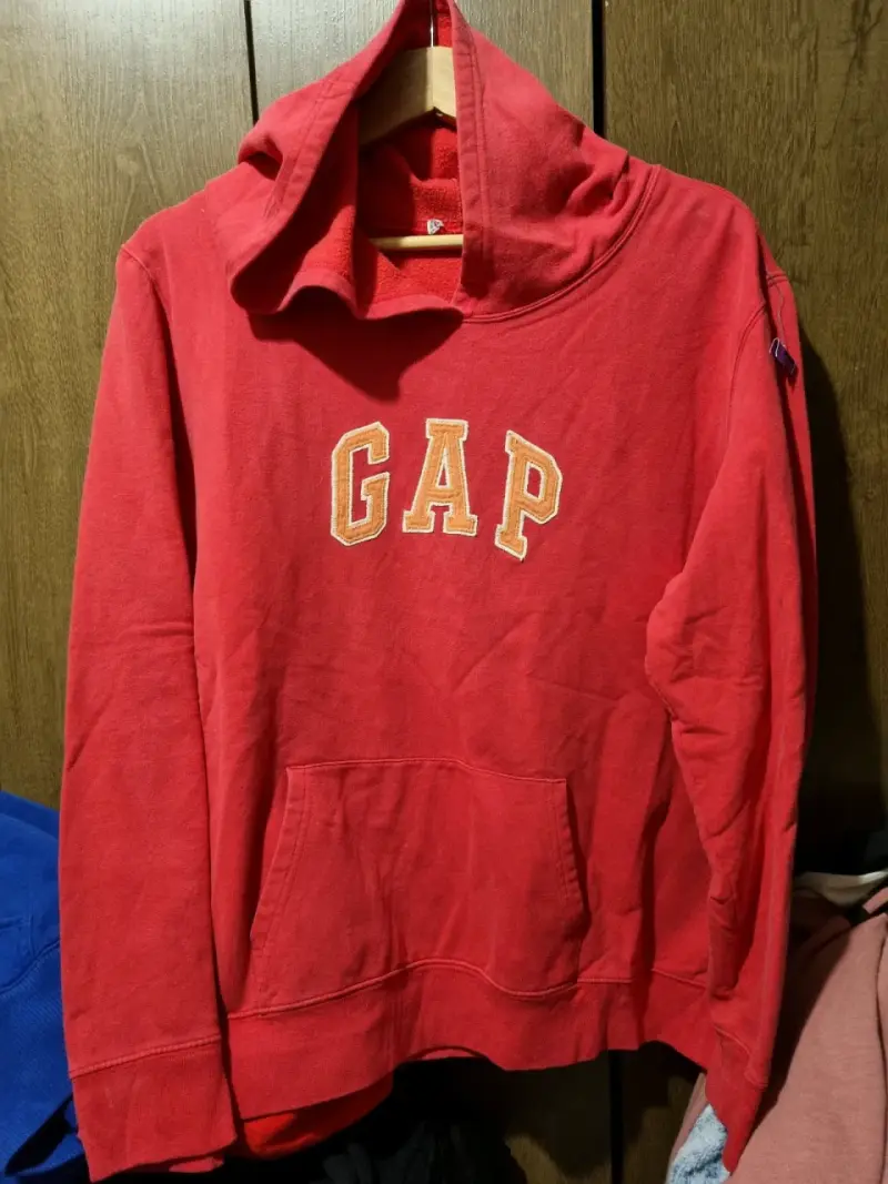 Polerón rojo GAP con capucha