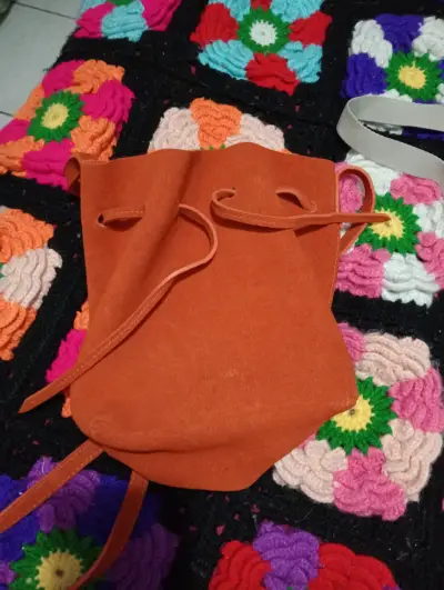 Bolso tipo mochila naranja - miniatura 1