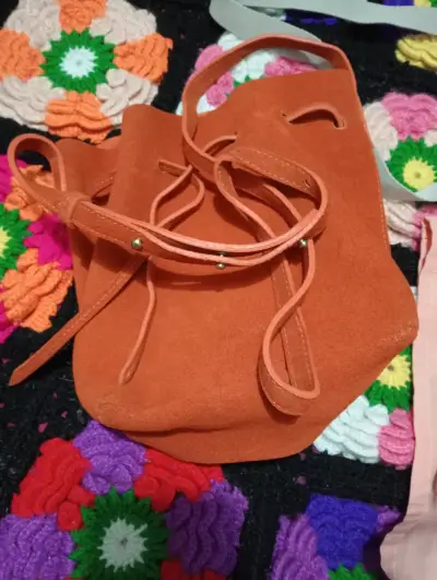 Bolso tipo mochila naranja - miniatura 2
