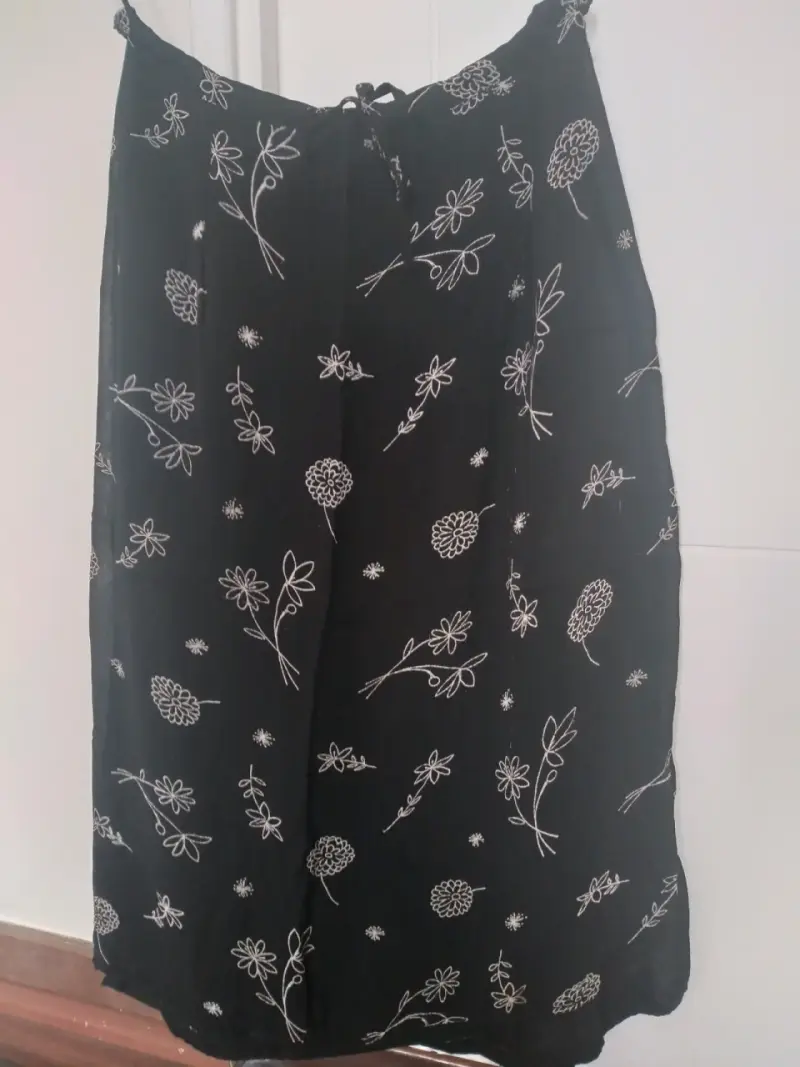 Falda negra con estampado floral - 1