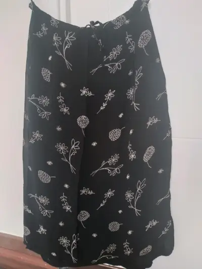 Falda negra con estampado floral - miniatura 1