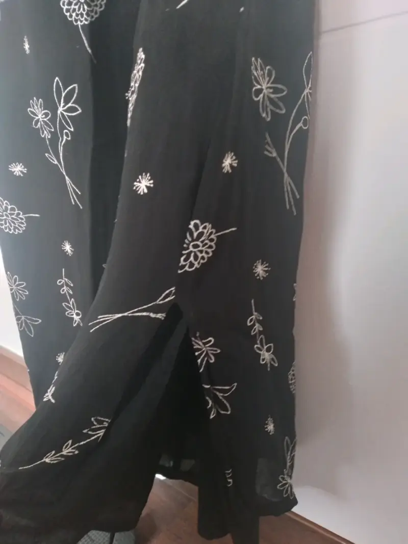 Falda negra con estampado floral - 2
