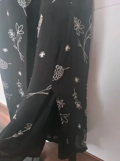 Falda negra con estampado floral - miniatura 2