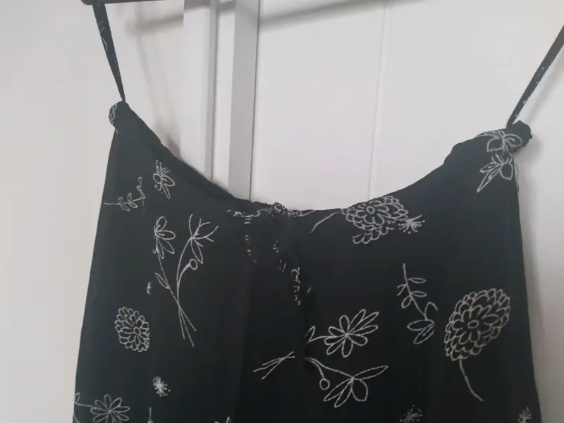 Falda negra con estampado floral - 3