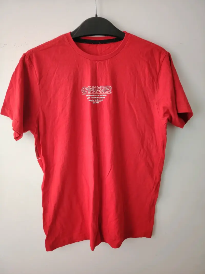 Polera roja con estampado - 2