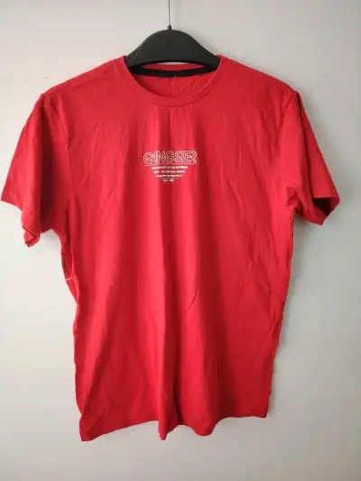 Polera roja con estampado - miniatura 2