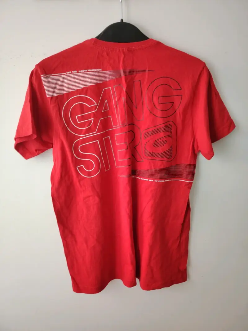 Polera roja con estampado - 3